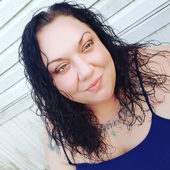 Meet your Posher, April - Picture 2 of 2